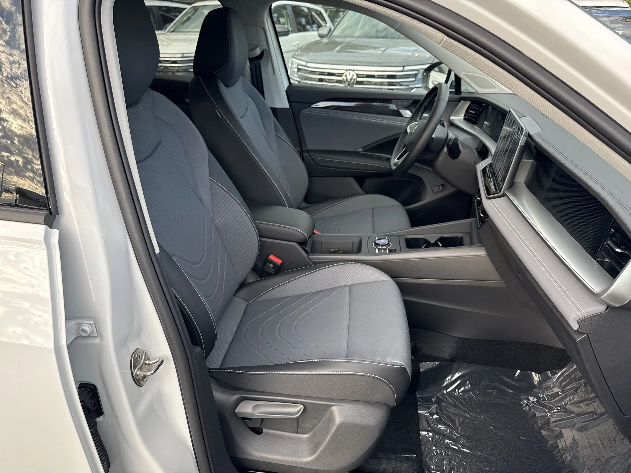 New 2026 Pure White Volkswagen SE image 19