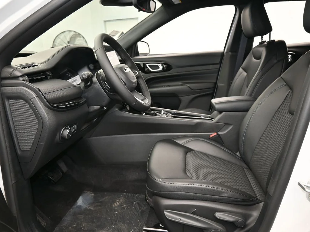 New 2026 Bright White Clear-Coat Exterior Paint Jeep Latitude image 11