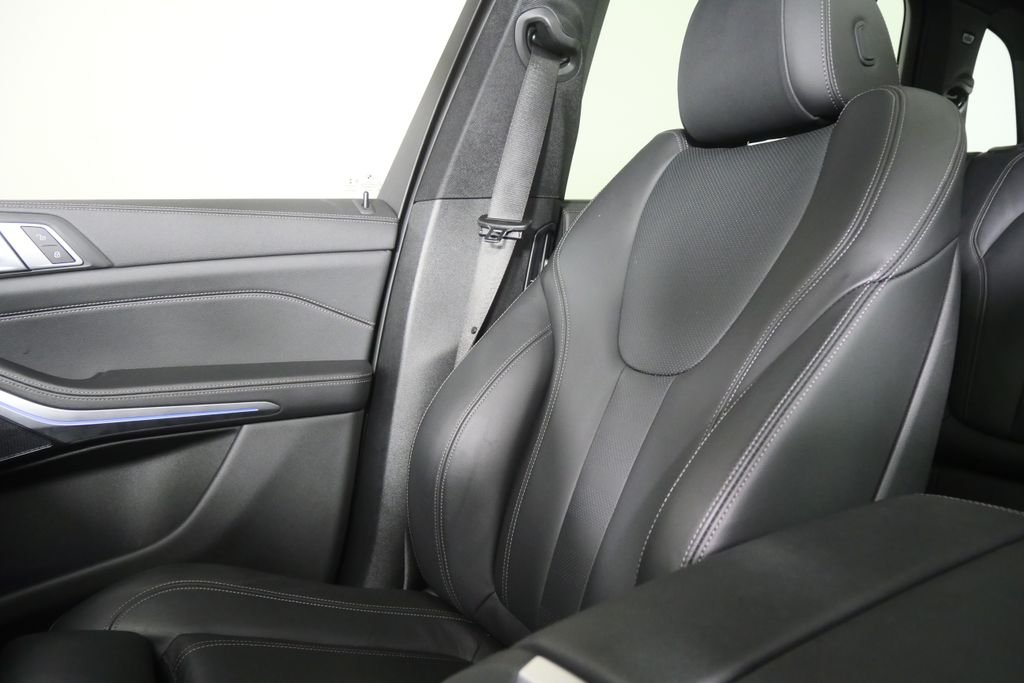 Used 2021 Black Sapphire Metallic BMW xDrive40i image 24