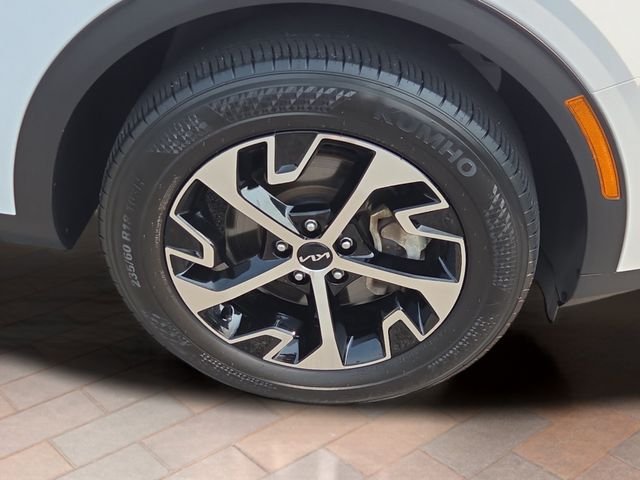 Used 2024 White Pearl Kia EX image 25
