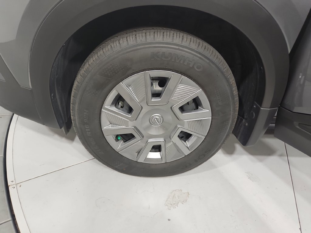 Used 2025 Gray Nissan S image 27