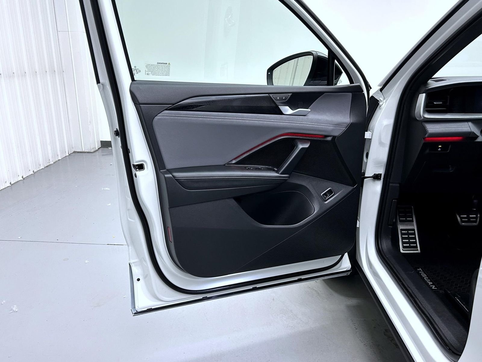 Used 2025 White Volkswagen 2.0T SE R-Line Black image 9