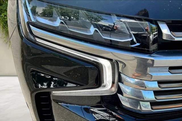 Used 2022 Black Chevrolet High Country image 33