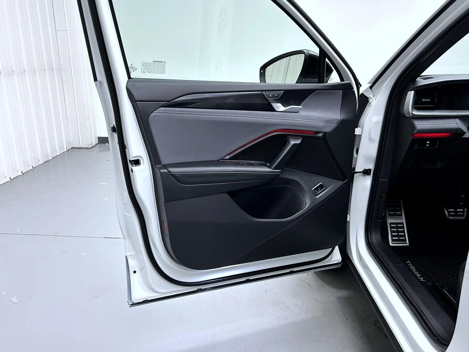 Used 2025 White Volkswagen 2.0T SE R-Line Black image 9