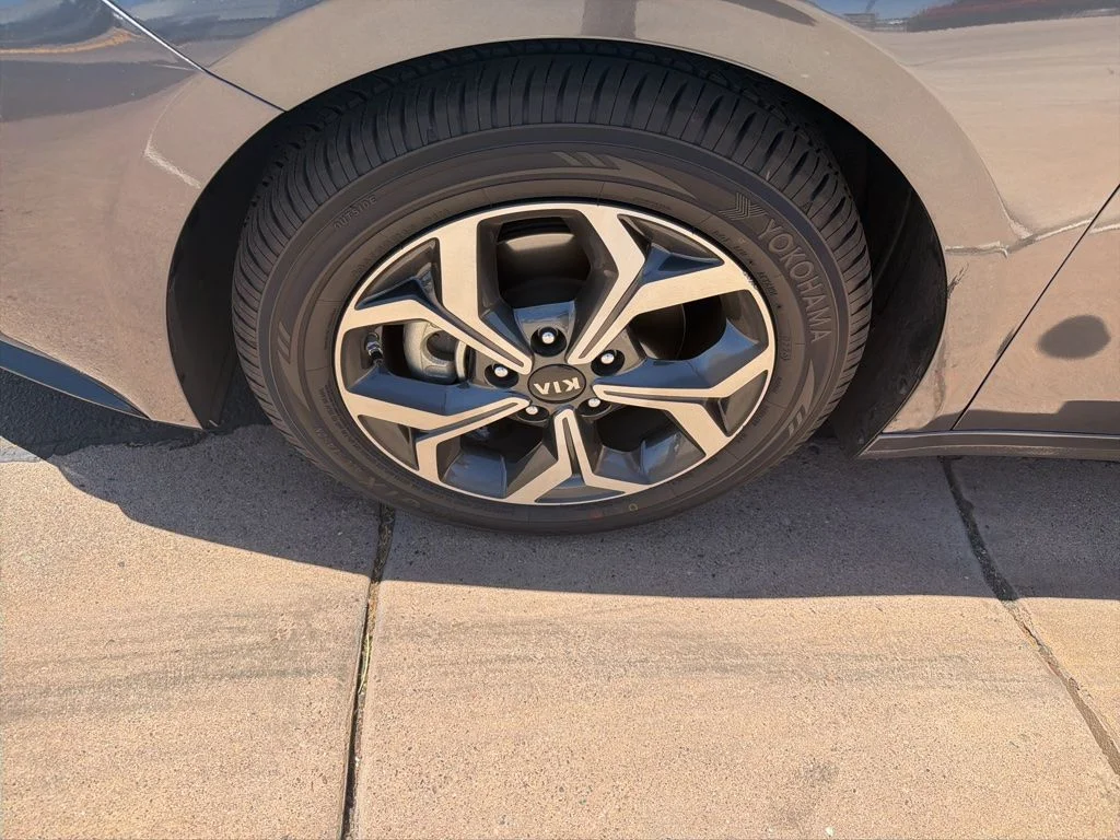 Used 2021 Gray Kia LXS image 3