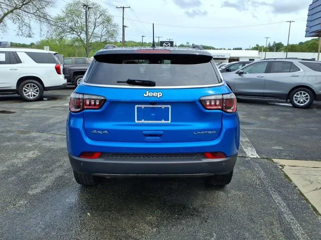 Used 2024  Jeep Limited image 6