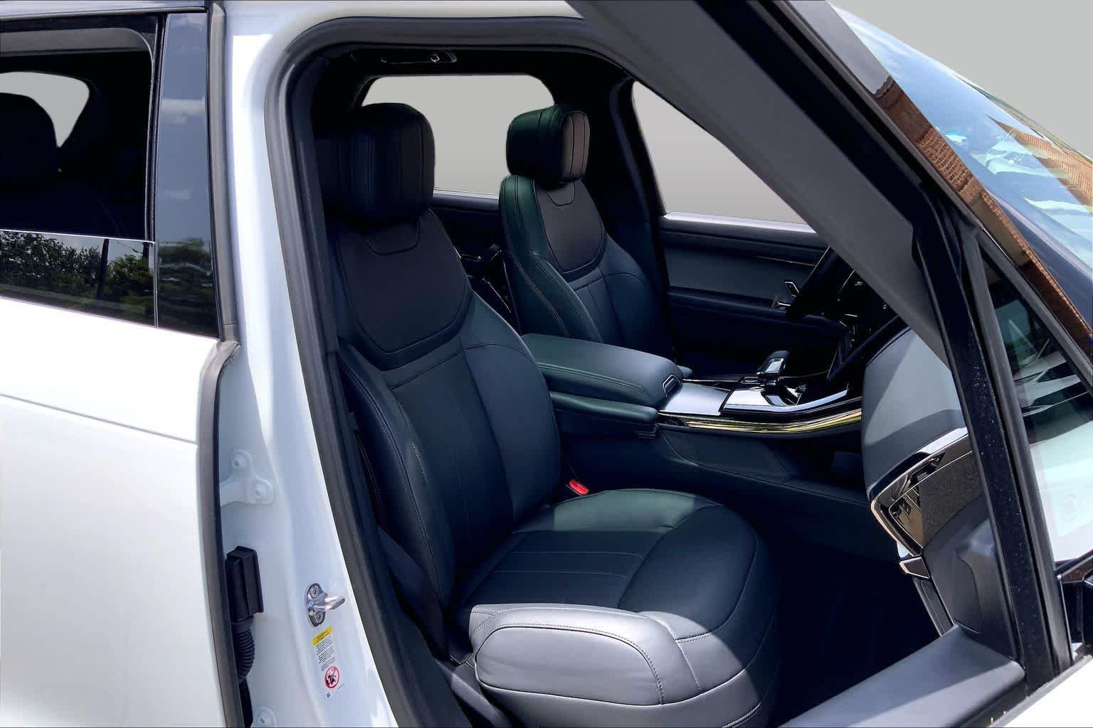 Used 2025 Fuji White Land Rover SE image 9