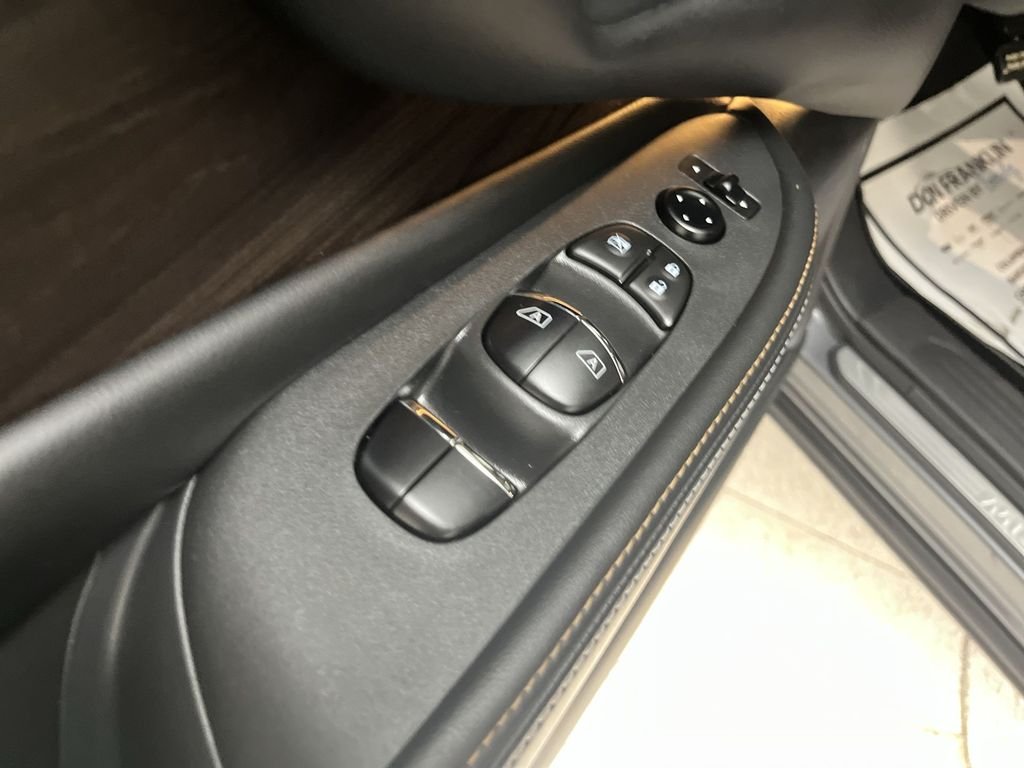 Used 2021 Gray Nissan Platinum image 17