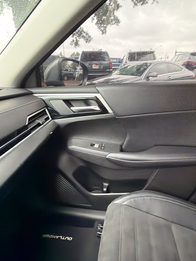 Used 2023 Silver Mitsubishi SE image 14