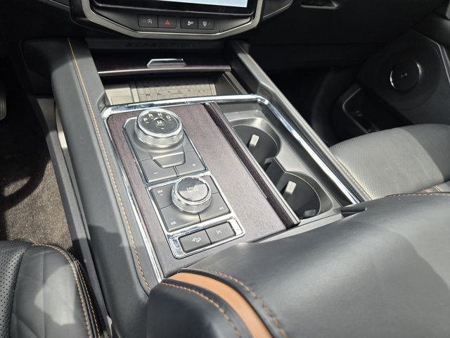 Used 2022 White Metallic Ford  image 17