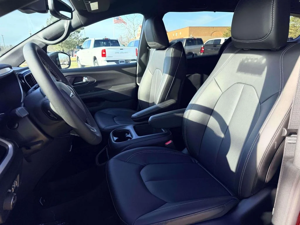 2026 Chrysler Pacifica Select - Photo 13