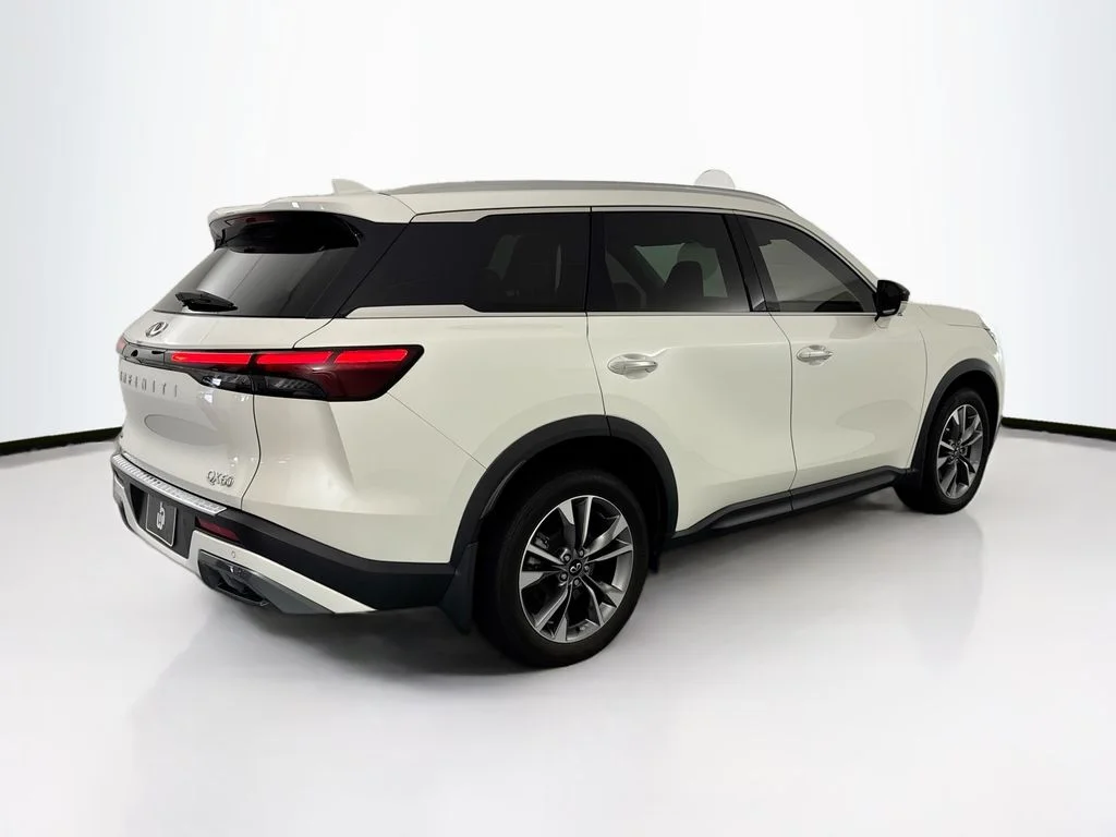 Used 2022 White INFINITI LUXE image 5