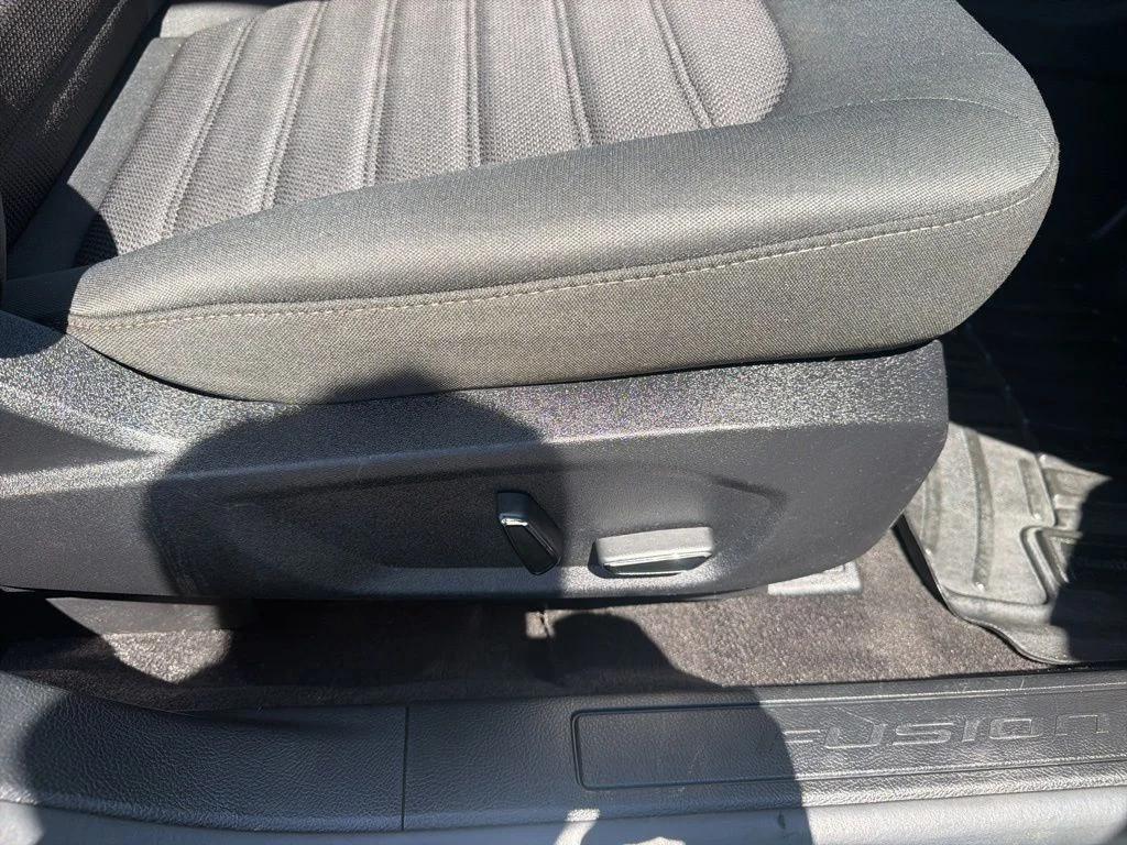Used 2019 Gray Ford SE image 36