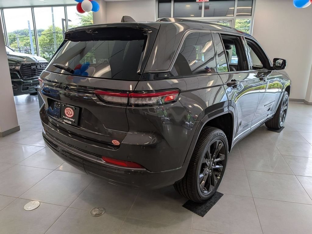 New 2026 Baltic Gray Metallic Clear-Coat Exterior Paint Jeep Limited Reserve image 3