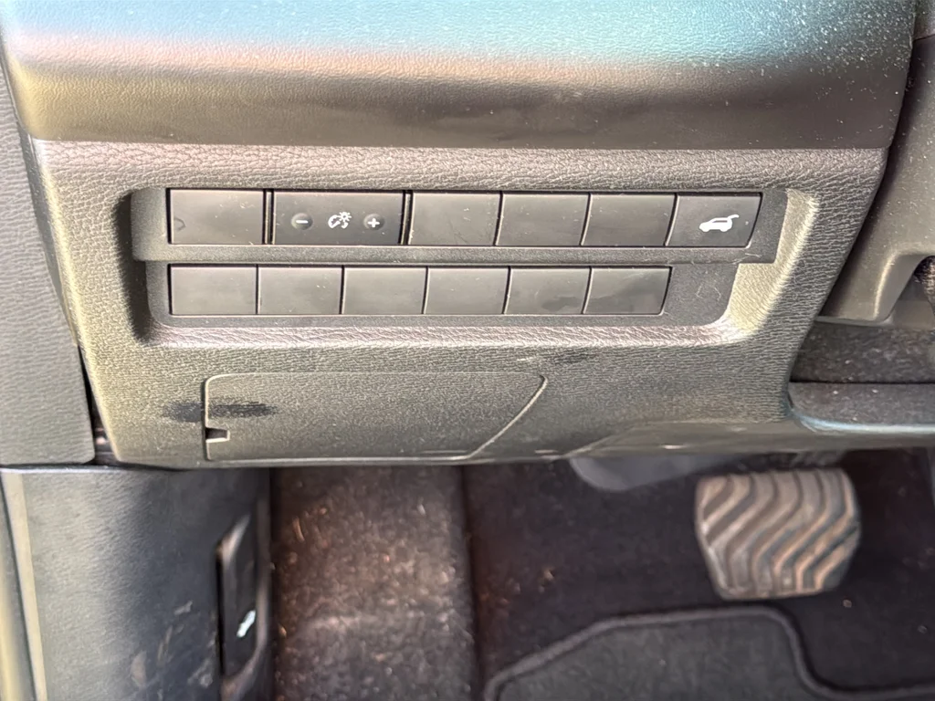 Used 2024  Mitsubishi SE Black Edition image 28