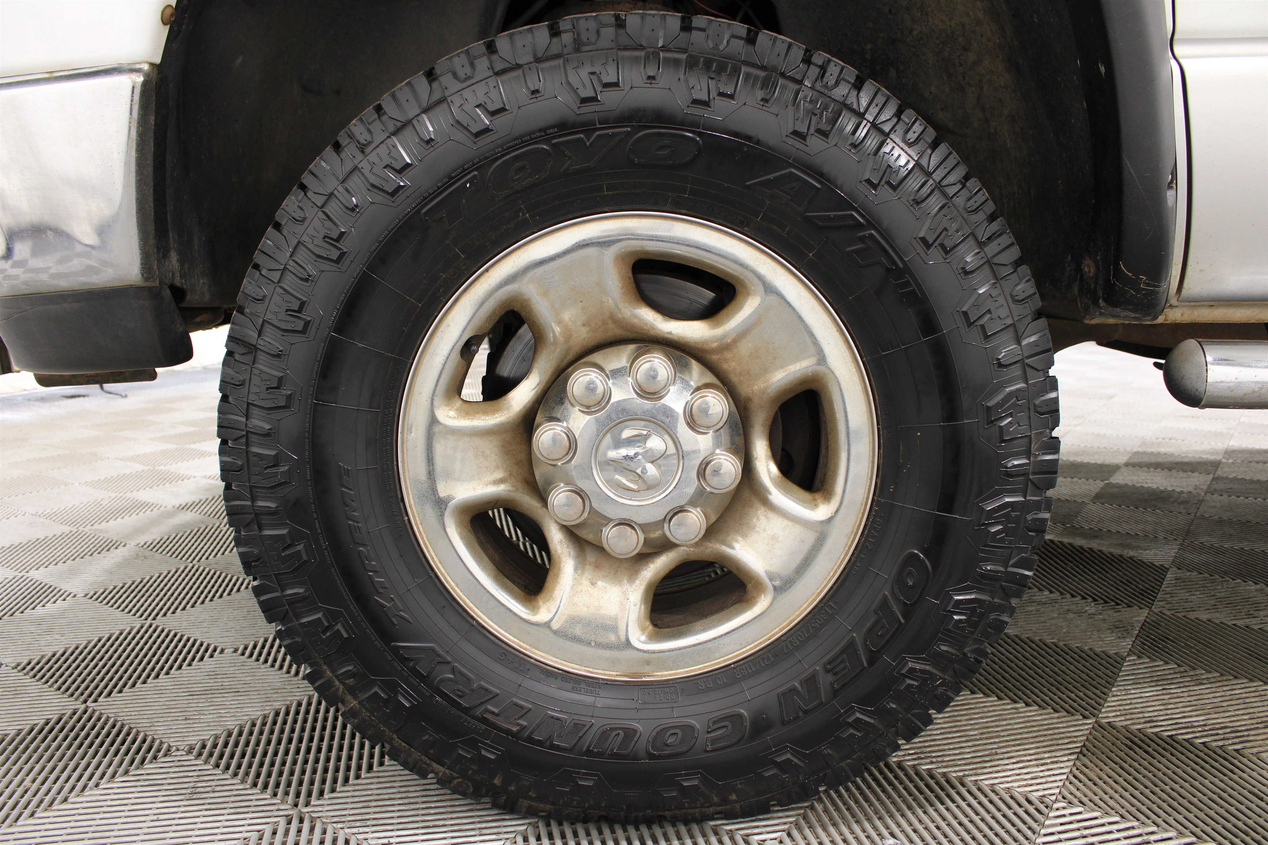 Used 2005 Bright White Dodge SLT image 30