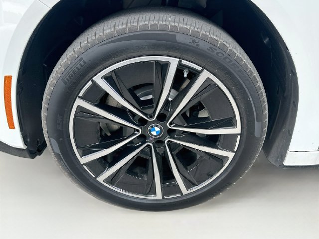 New 2027 White BMW 50 xDrive image 24