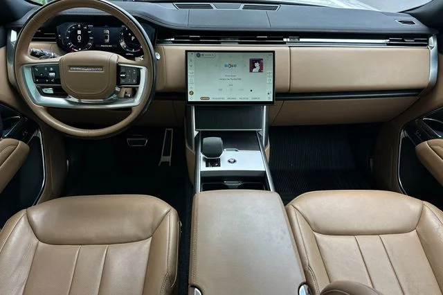 Used 2024 White Land Rover SE image 12