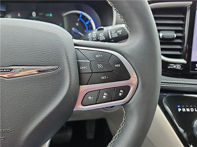 Used 2024 White Chrysler Select Front-Wheel Drive Passenger image 17
