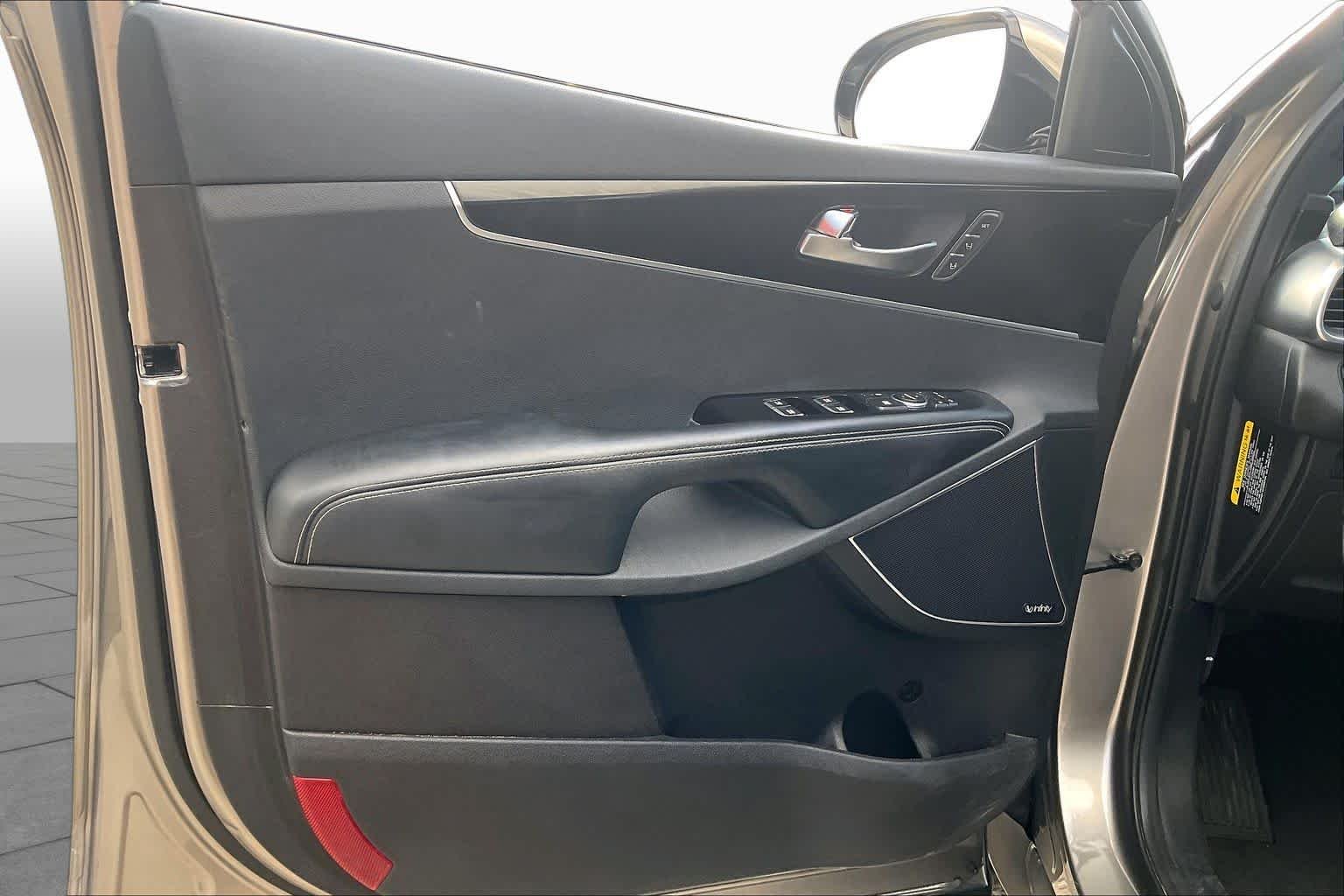 Used 2016 Titanium Silver Kia SXL image 22