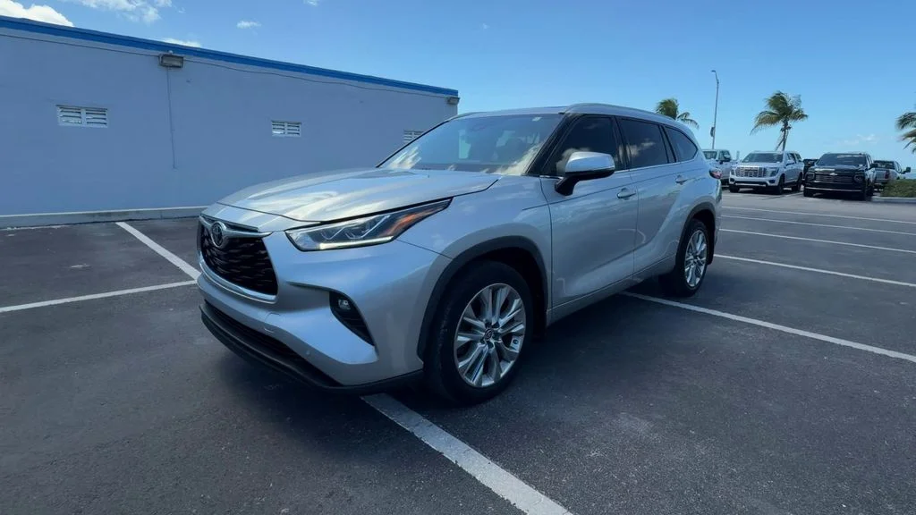 Used 2020 Silver Toyota Limited image 4