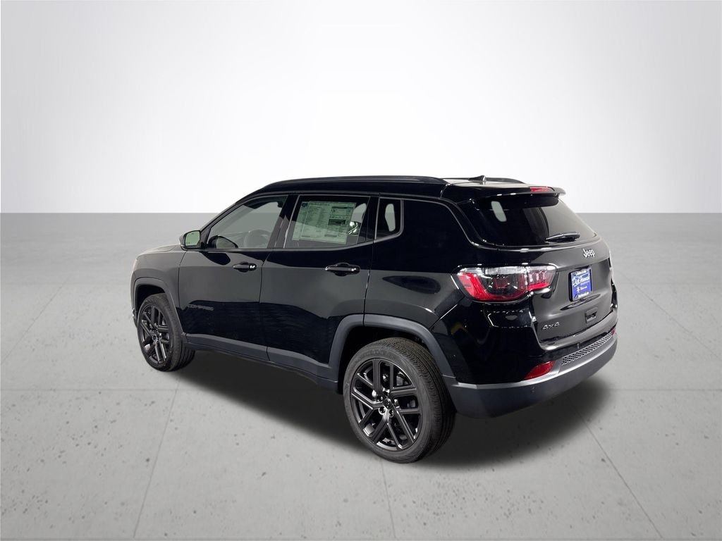 New 2026 Diamond Black Crystal Pearl-Coat Exterior Paint Jeep Limited image 8