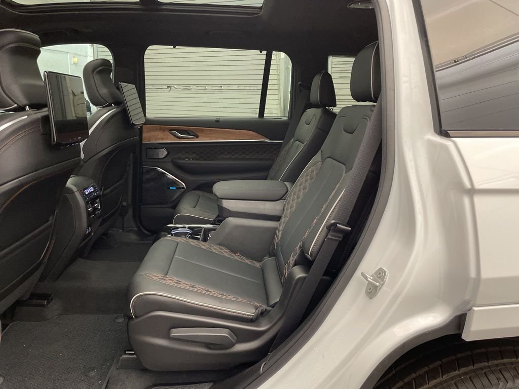 New 2025 Bright White Clear-Coat Exterior Paint Jeep Summit image 25