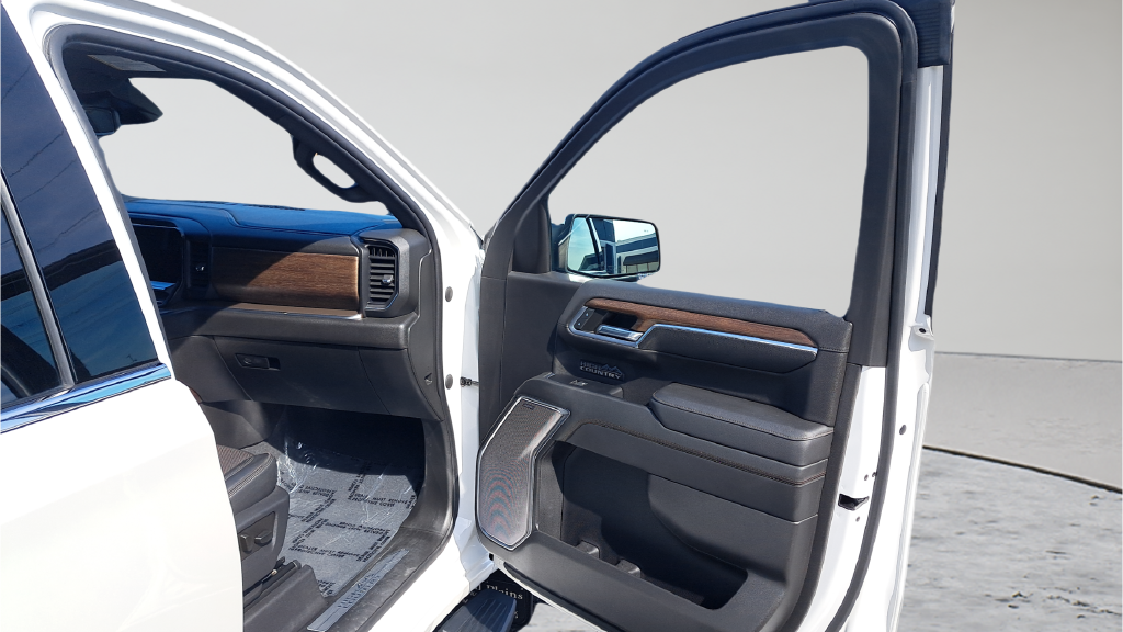 Used 2022  Chevrolet High Country image 15