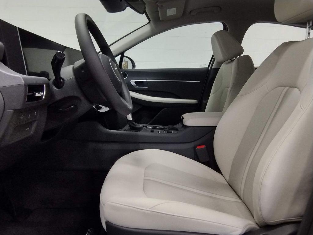 New 2026 White Hyundai SE image 17