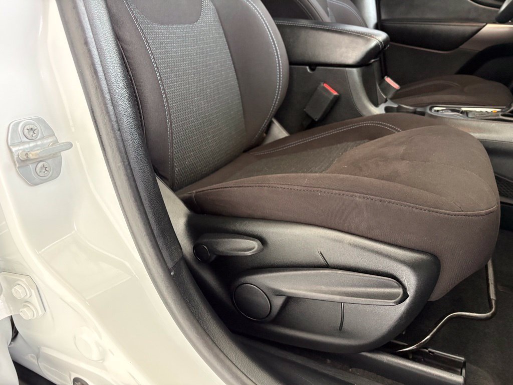 Used 2020 White Jeep Latitude image 36