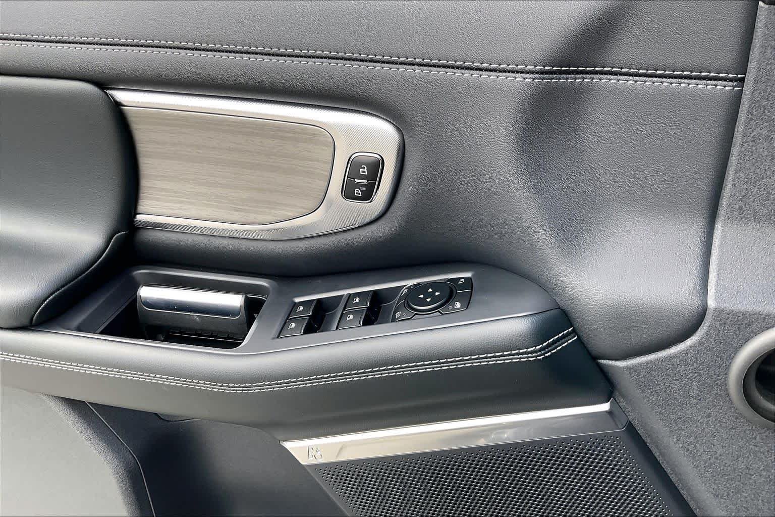 New 2027 Agate Black Metallic Ford Platinum image 17