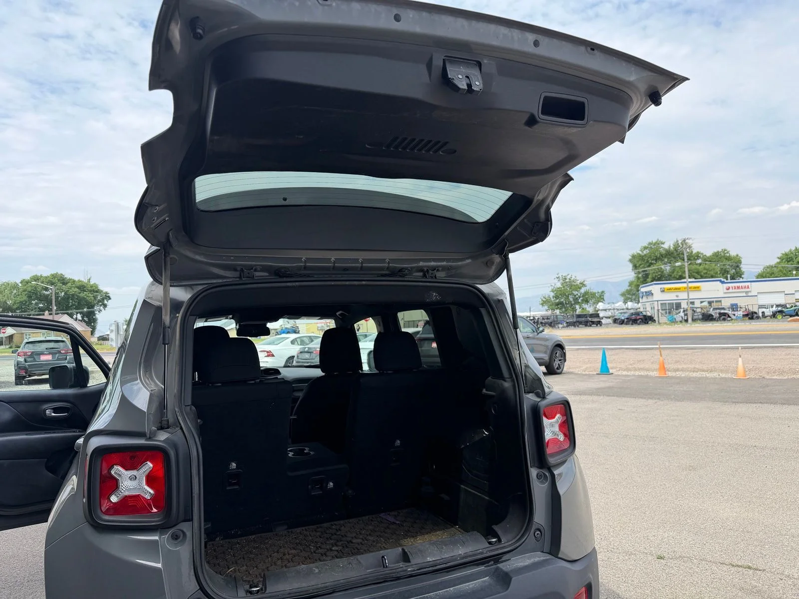 Used 2022 Gray Jeep Altitude image 13