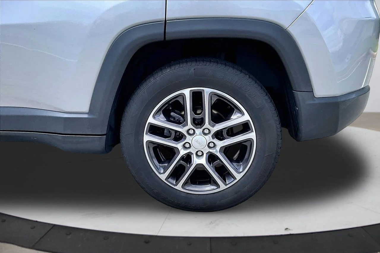 Used 2019 Silver Jeep Latitude image 34