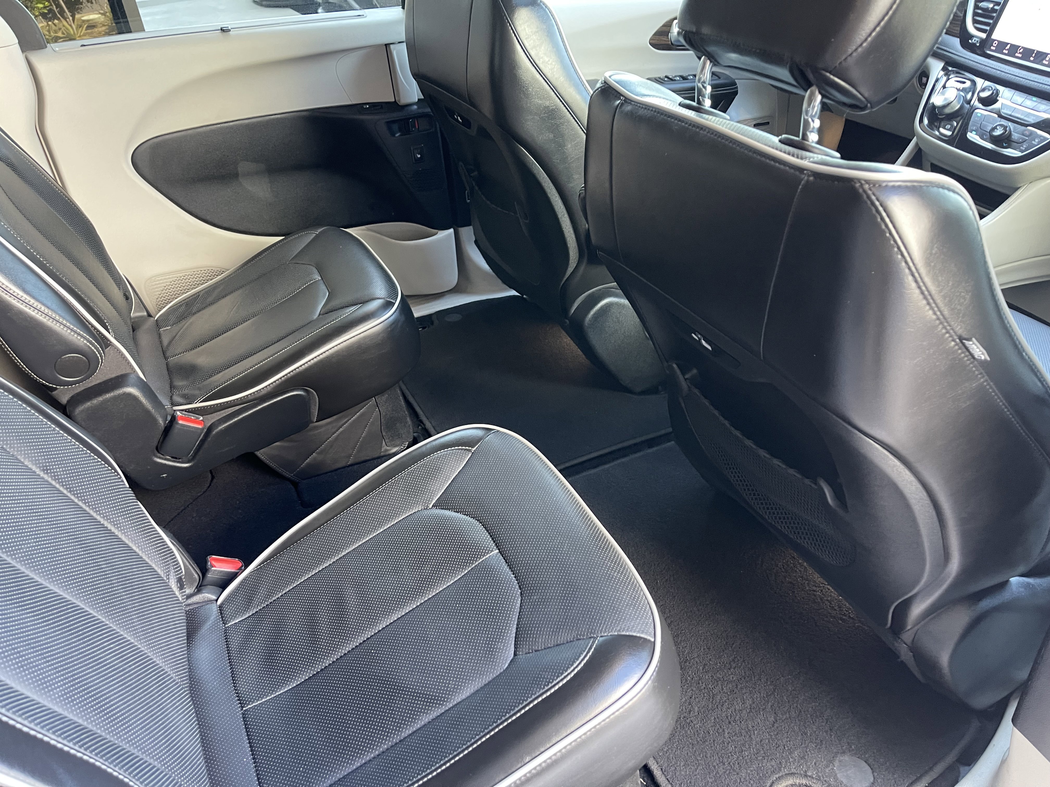 Used 2022 White Chrysler Limited image 27