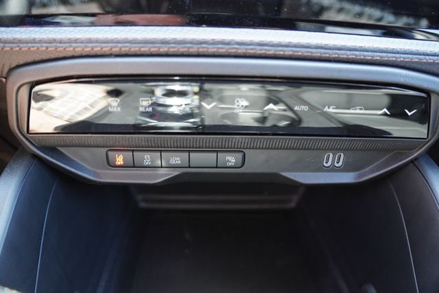 New 2026 Diamond Black Crystal Pearl-Coat Exterior Paint Jeep Limited image 14