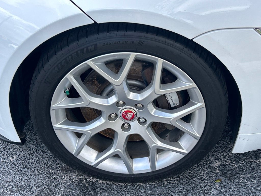 Used 2018 White Jaguar Base image 39