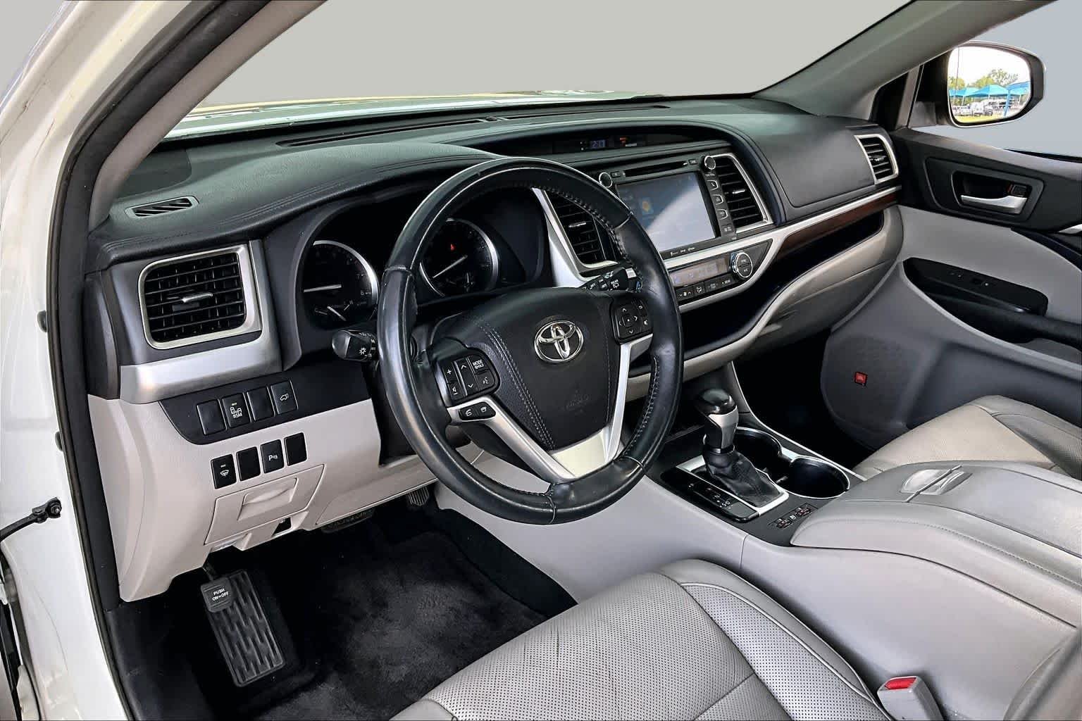 Used 2016 Blizzard Pearl Toyota Limited image 17