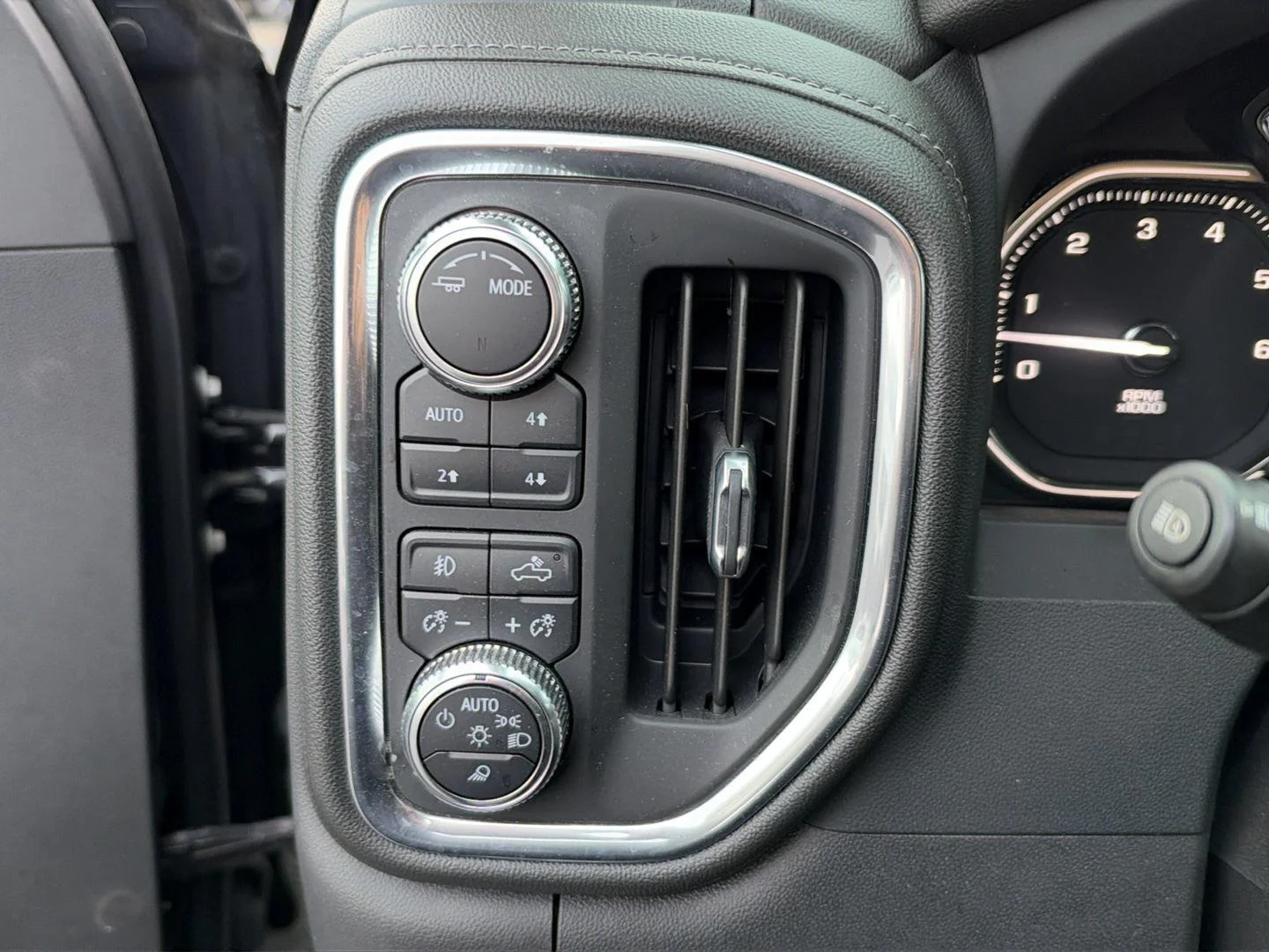 Used 2022 Onyx Black GMC Denali image 25