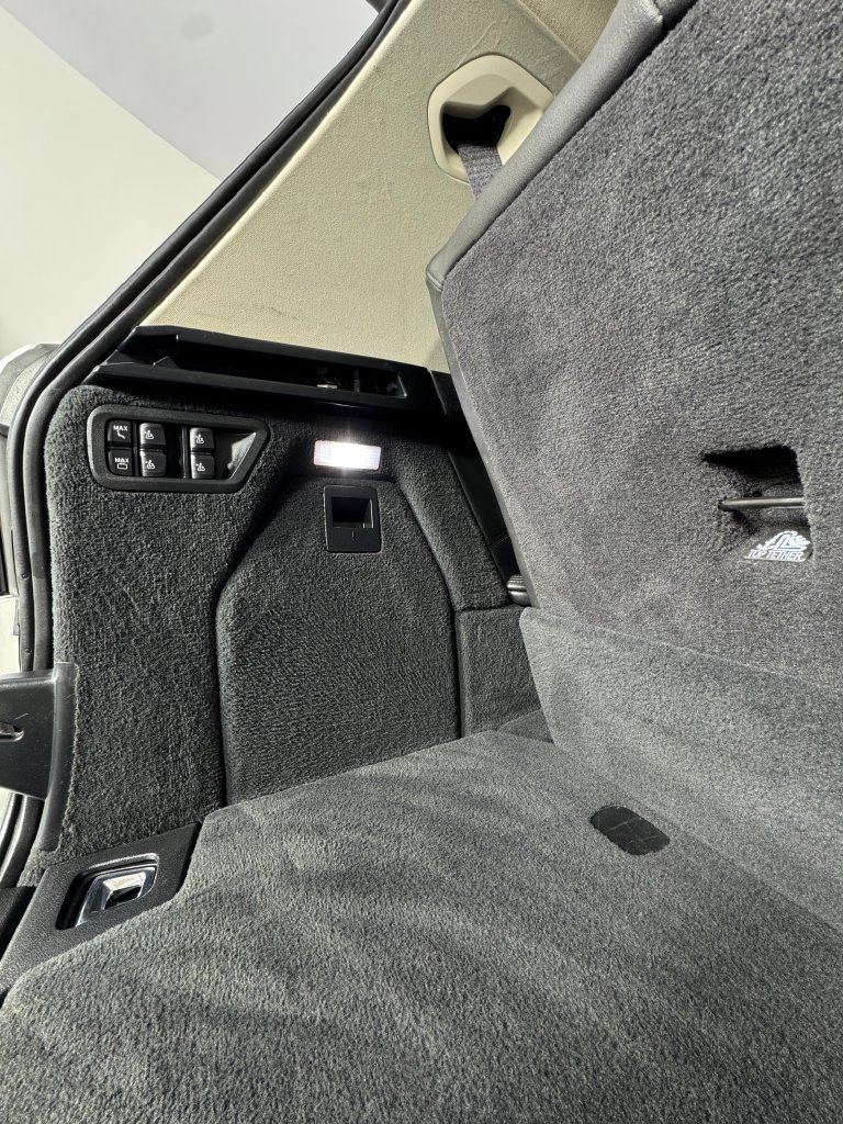 Used 2023 White Metallic BMW xDrive40i image 9
