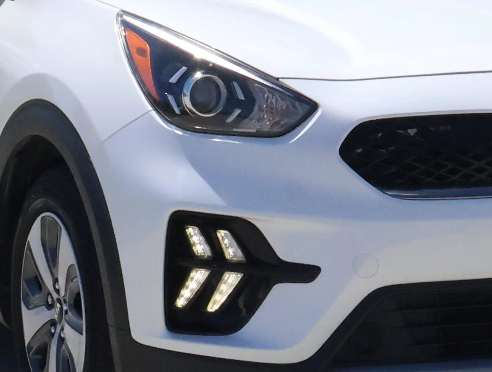 Used 2021 Snow White Pearl Kia LX image 7