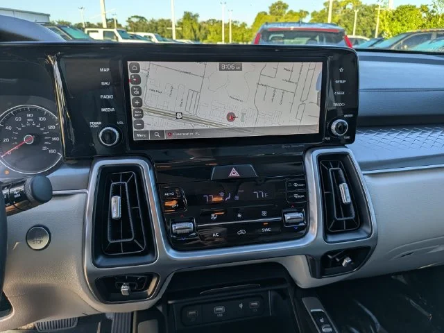 Used 2023 White Kia S image 20