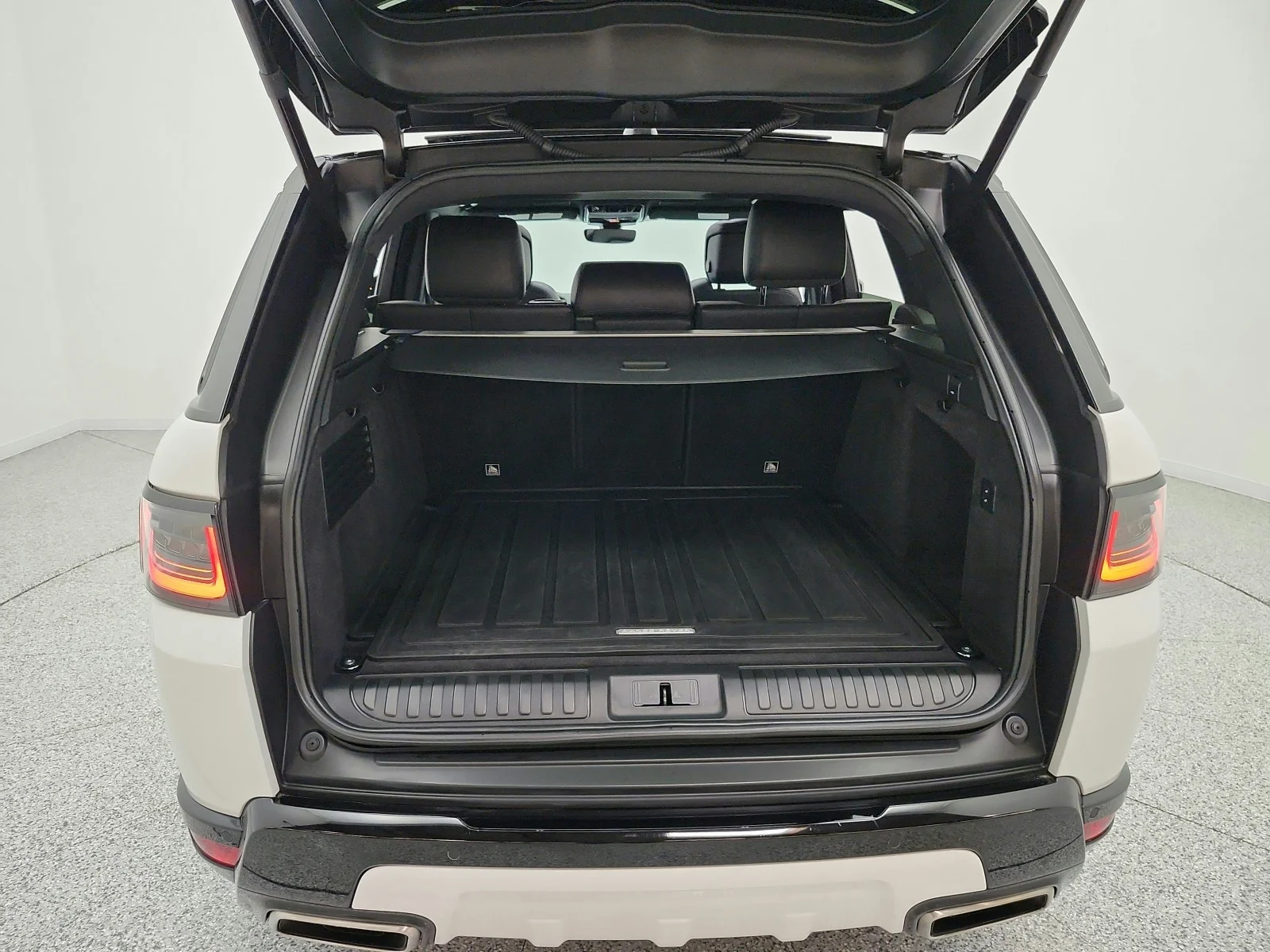 Used 2022  Land Rover Turbo i6 MHEV HSE Silver Edition image 21