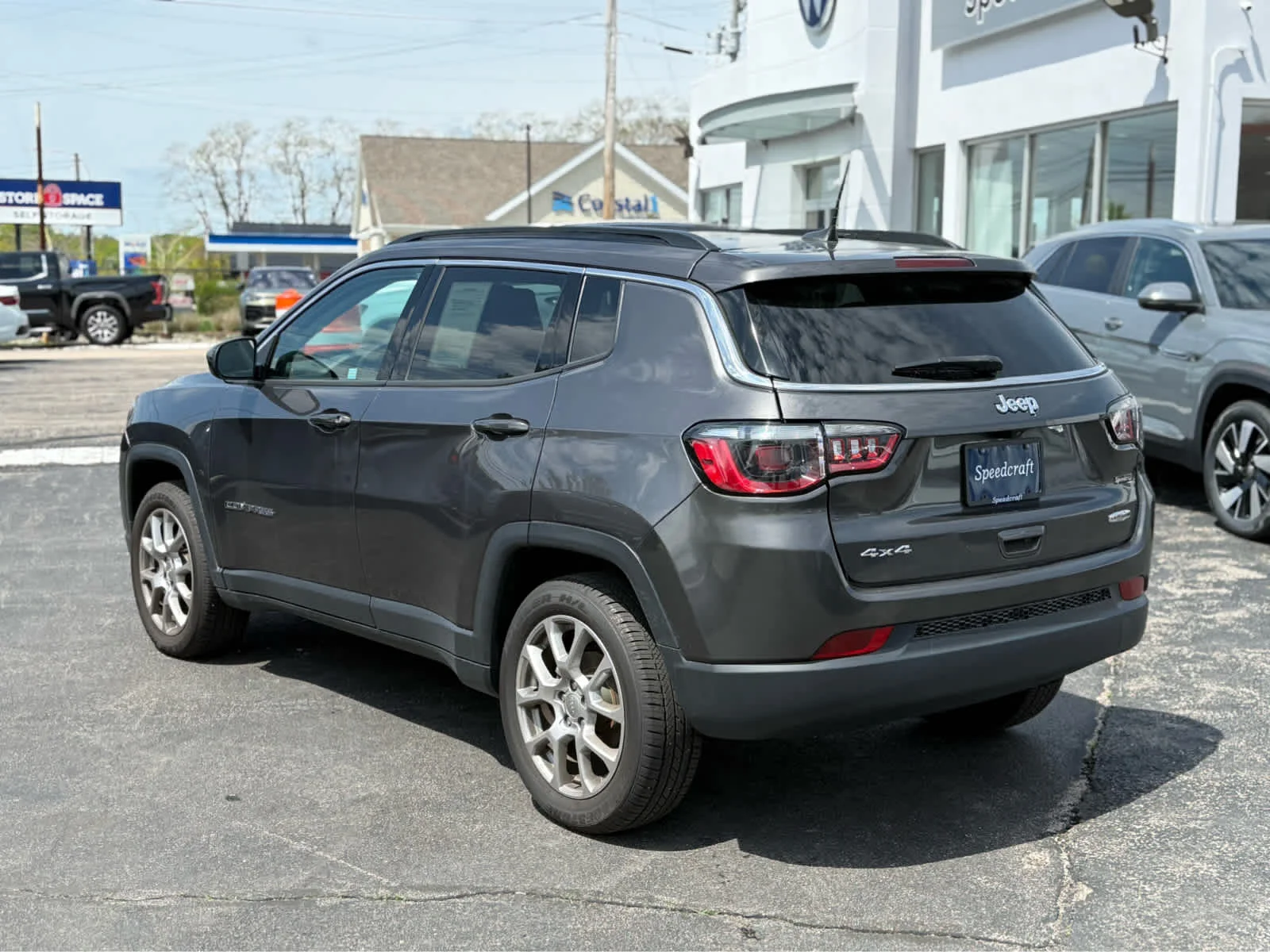 Used 2022 Granite Crystal Metallic Clearcoat Jeep Latitude Lux image 5