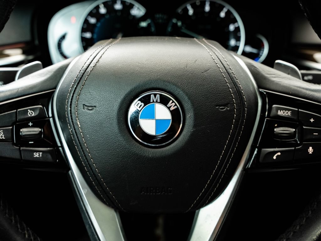 Used 2019 Black Sapphire Metallic BMW 540i image 29