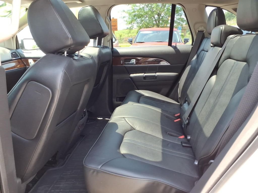 Used 2015 White Lincoln Base image 6
