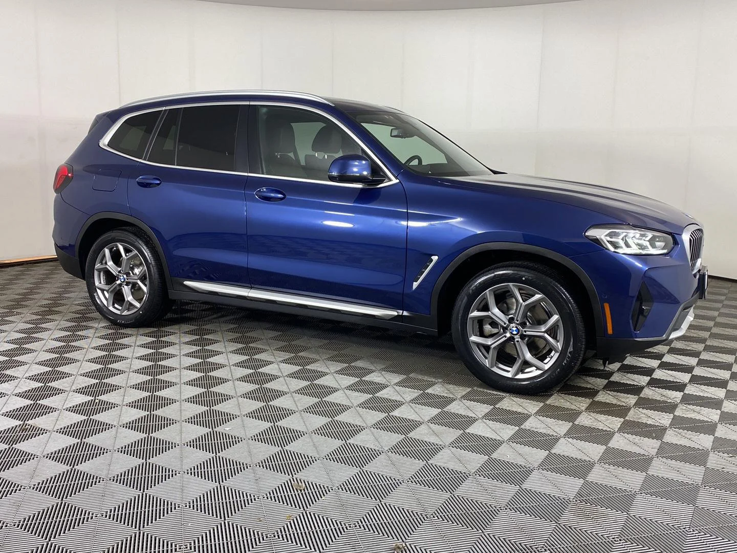 Used 2024 Phytonic Blue Metallic BMW xDrive30i image 3