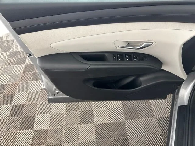 Used 2025 Silver Hyundai SEL Convenience image 24