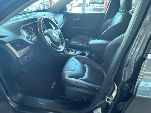 Used 2017 Granite Crystal Metallic Clearcoat Jeep Latitude image 5