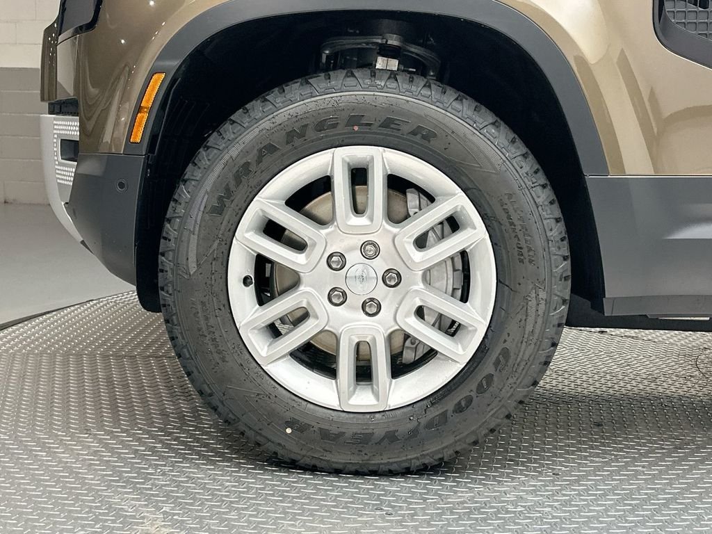 Used 2025 Gondwana Stone Metallic Land Rover S image 4