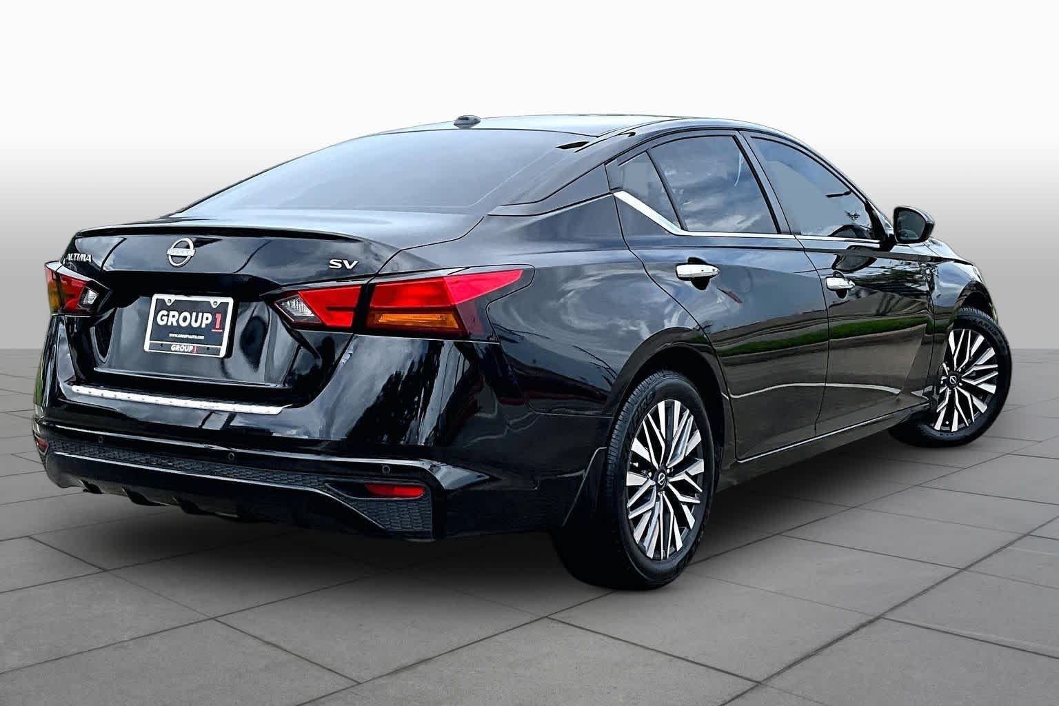 Used 2023 Super Black Nissan 2.5 SV image 13